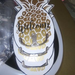 Pineapple welcome key holders